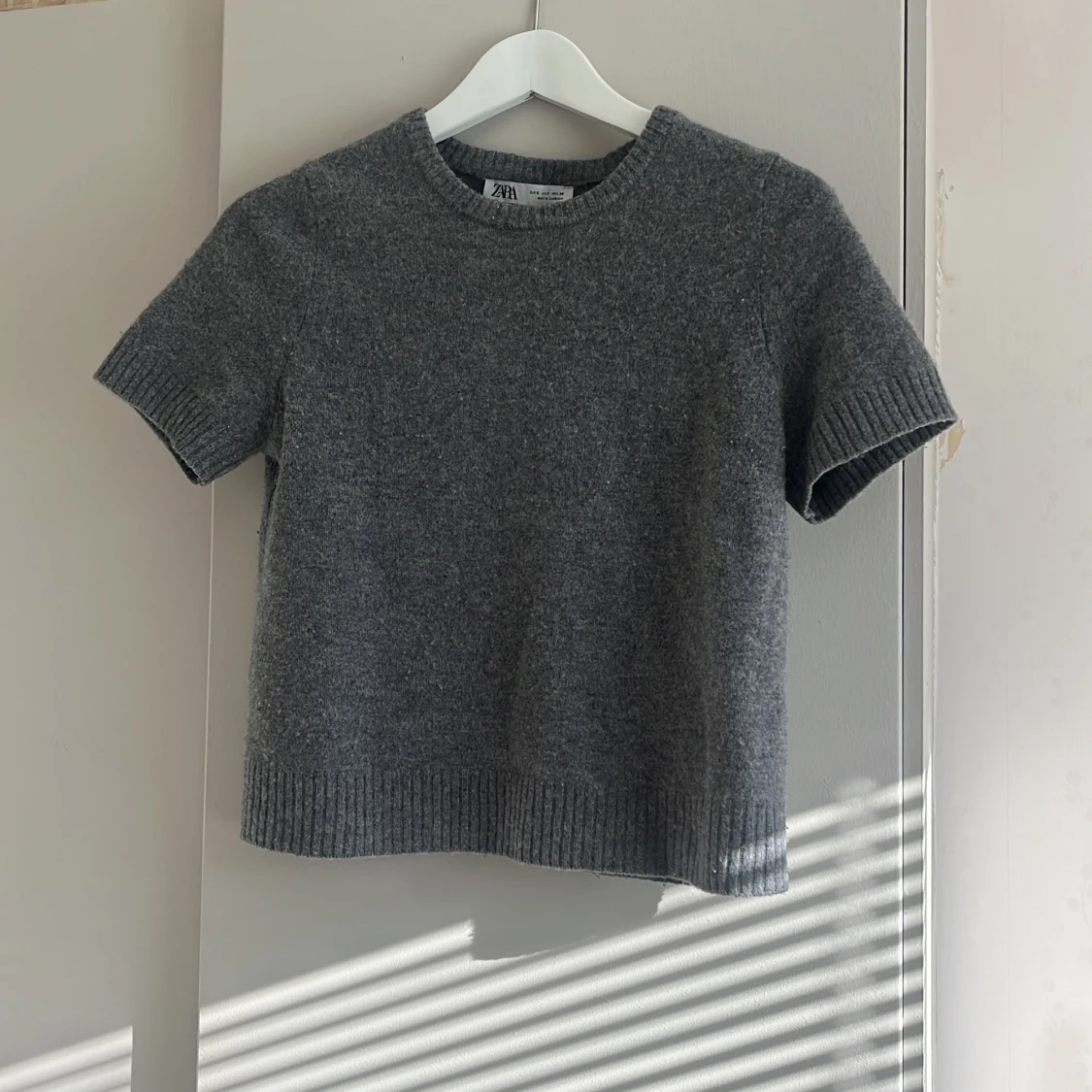 Grå stickad topp från Zara