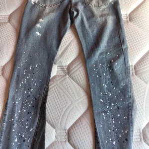 Gallery dept jeans  - Säljer mina ljusblåa gallery dept jeans. Jeansen är i jätte bra skick, användts ett fåtal gånger. Storlek M men passar även S. Priset kan diskuteras, vid fler funderingar är de bara att skriva till. 