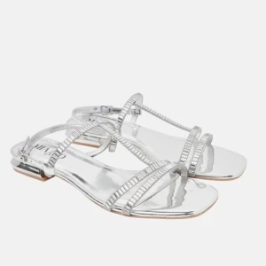Silvriga sandaler från MIA & JO - Säljer ett par helt nya sandaler i silver från Mia and Jo i storlek 38. Superfina sandaler med  tunna remmar samt ett spänne vid ankeln som går att sjysstera. De har aldrig används utan enbart testas. Orginalpriset är 1116kr. Säljes för 549kr  med prislappen kvar samt i orginalkartong!