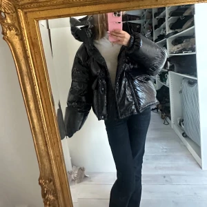 Svart  pufferjacka med huva och fickor - Säljer den bästa, varmaste och snyggaste vinterjackan som tyvärr är lite för stor för mig som normalt har xs!! Den är M men sitter som en mer oversized S så skulle passa de flesta storlekarna. Finns ej att få tag på😍😍