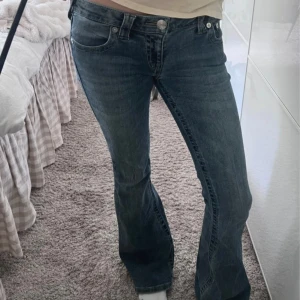 True Religion jeans - Så snygga lågmidjade jeans från true religion, storlek 25💓 En liten söm är lös fram vilket syns på bilderna, finns även ett litet hål där bak men inget man tänker på. Går att laga lätt om man vill Det är Joey modellen