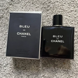 Chanel – Bleu de Chanel  - Chanel – Bleu de Chanel (100 ml) 🌌🌿 Elegant och klassisk unisexdoft från Chanel! Bleu de Chanel kombinerar friska noter av citrus och mint med varma träiga toner av cederträ och sandelträ – perfekt för vardag, jobb och kvällar ✨🔥  • Storlek: 100 ml • Skick: Oanvänd, i originalförpackning • Nypris: ca 1500 kr 💸  💡 Köpt från privatperson. Tidigare ägare visade kvitto och sa att den är äkta, men jag kan inte garantera det till 100 % – därav det låga priset.  📍 Finns i Linköping eller skickas mot fr