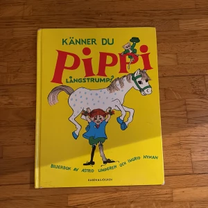 Känner du Pippi Långstrump? - Färgglad bilderbok om Pippi Långstrump, världens starkaste tjej, med illustrationer av Ingrid Nyman. Perfekt för unga läsare som gillar äventyr och humor. Klassisk svensk barnbok med lekfulla bilder och ikoniska karaktärer.