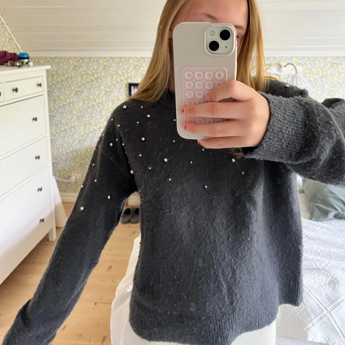 Mörkgrå stickad tröja med pärlor - 1