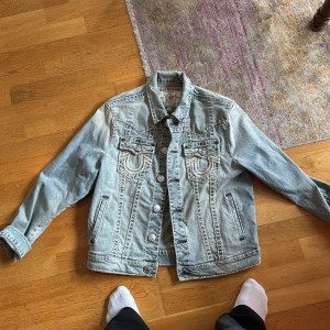 Ljusblå jeansjacka True Religion M - Säljer en snygg ljusblå jeansjacka från True Religion i storlek M. Hör av dig om du tycker den va fet. 