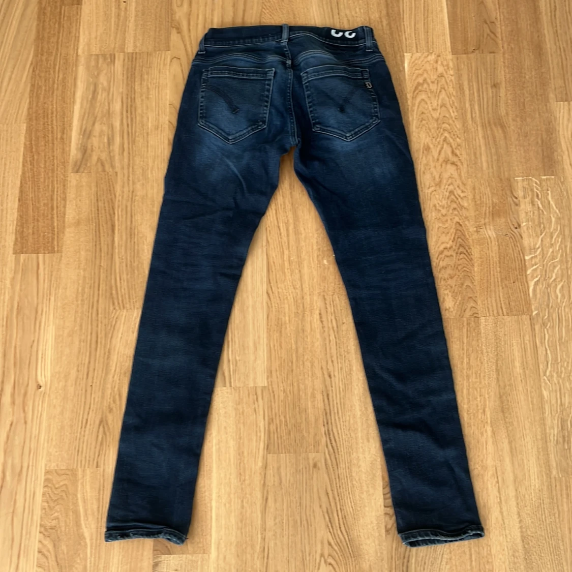 Mörkblå skinny jeans från Dondup
