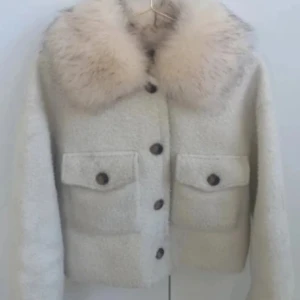 Beige teddyjacka med stor pälskrage - Säljer en beige teddyjacka med stor fluffig pälskrage. Jackan har två stora fickor framtill med knappar och stängs med knappar hela vägen. Perfekt för dig som vill ha en mysig och trendig look under kyliga dagar.