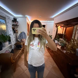 T-shirt - Vit t-shirt med jätte coolt tryck från & other stories!