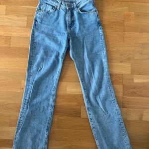 Jeans - Ljusblå low/mid jeans i storlek W25 L30