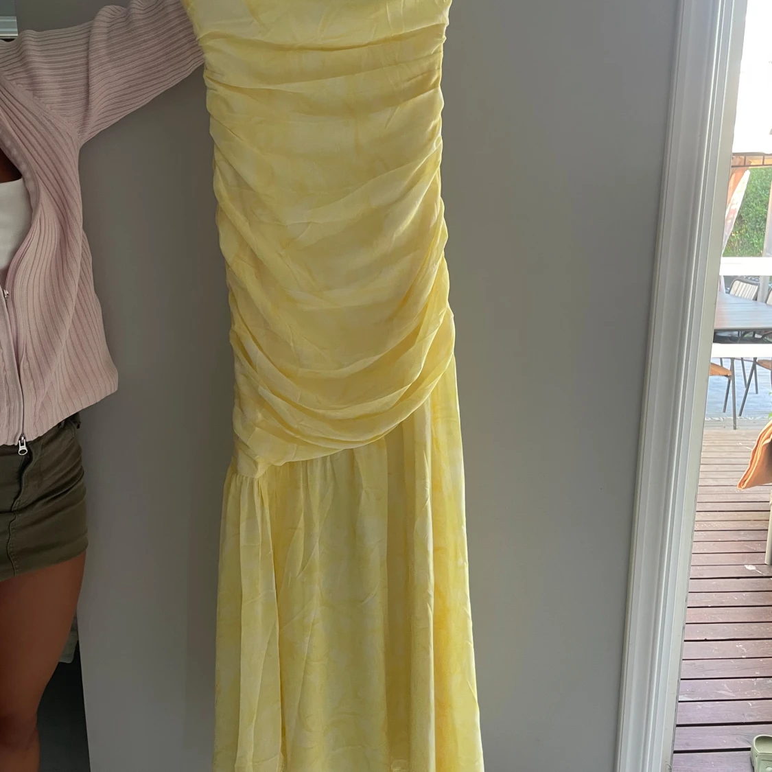 Ljusgul långklänning från Adoore - 1