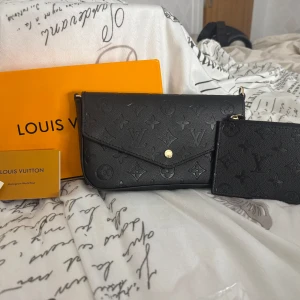 Väska - Inköpt i Japan, aldrig kommit till användning! Medföljer tyvärr inget axelband! 