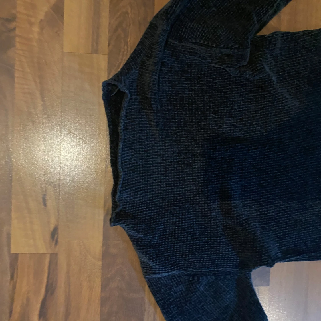 Svart stickad tröja med ribbad kant - 1