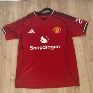 Manchester United Cunha 10 Adidas tröja M - Manchester United matchtröja NR.10 Cunha. Storlek M med Slim fit passform. Tröjan är i nyskick. Bara att höra av er angående frågor.