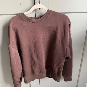 Brun sweatshirt - Säljer denna snygga sweatshirt perfekt nu inför hösten🥰