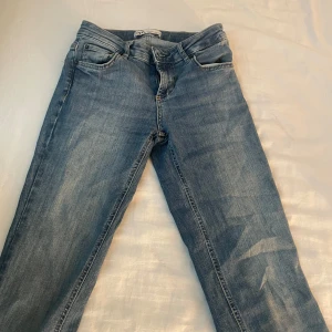 Blåa zara jeans - Säljer mina mellan blå bootcut ZARA jeans. Sitter tajt och är långa på mig som är 170. Används ej längre men inget fel på dem!! ❤️