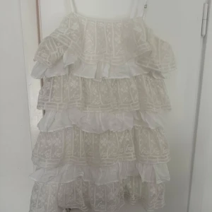 Vit volangklänning med spets - Superfin vit klänning med flera lager volanger och spetsdetaljer med tunna band 