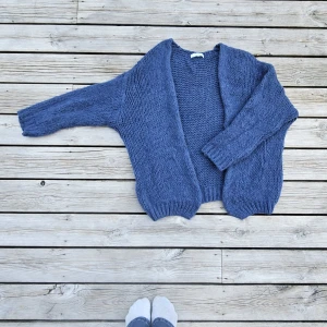 Stickad kofta - En marinblå/mörkblå stickad kofta som passar alla storlekar! Jag har XS/S (34/36) och passar perfekt, men sitter exat lika bra på min kompis som bär L (40). Fin stickad kofta som passar än utefter kroppen. Använd max 2 gånger, väldigt fint skick!  Kliar inte och påminner om den populära koftan från lindex!