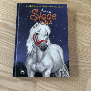 Älskade Sigge - Följ Elina och hennes älskade ponny Sigge i ett spännande äventyr fyllt av vänskap, hästar och tävlingsdrömmar. Perfekt för dig som älskar djur, stall och att drömma stort! Inspirerande och lättläst bok för unga hästälskare.