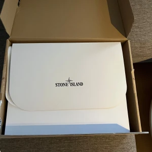 Helt ny stone island sweatshirt - Helt ny stone island sweatshirt från deras egna hemsida. Provad en gång aldrig använd❗️storlek S, nypris 3200kr