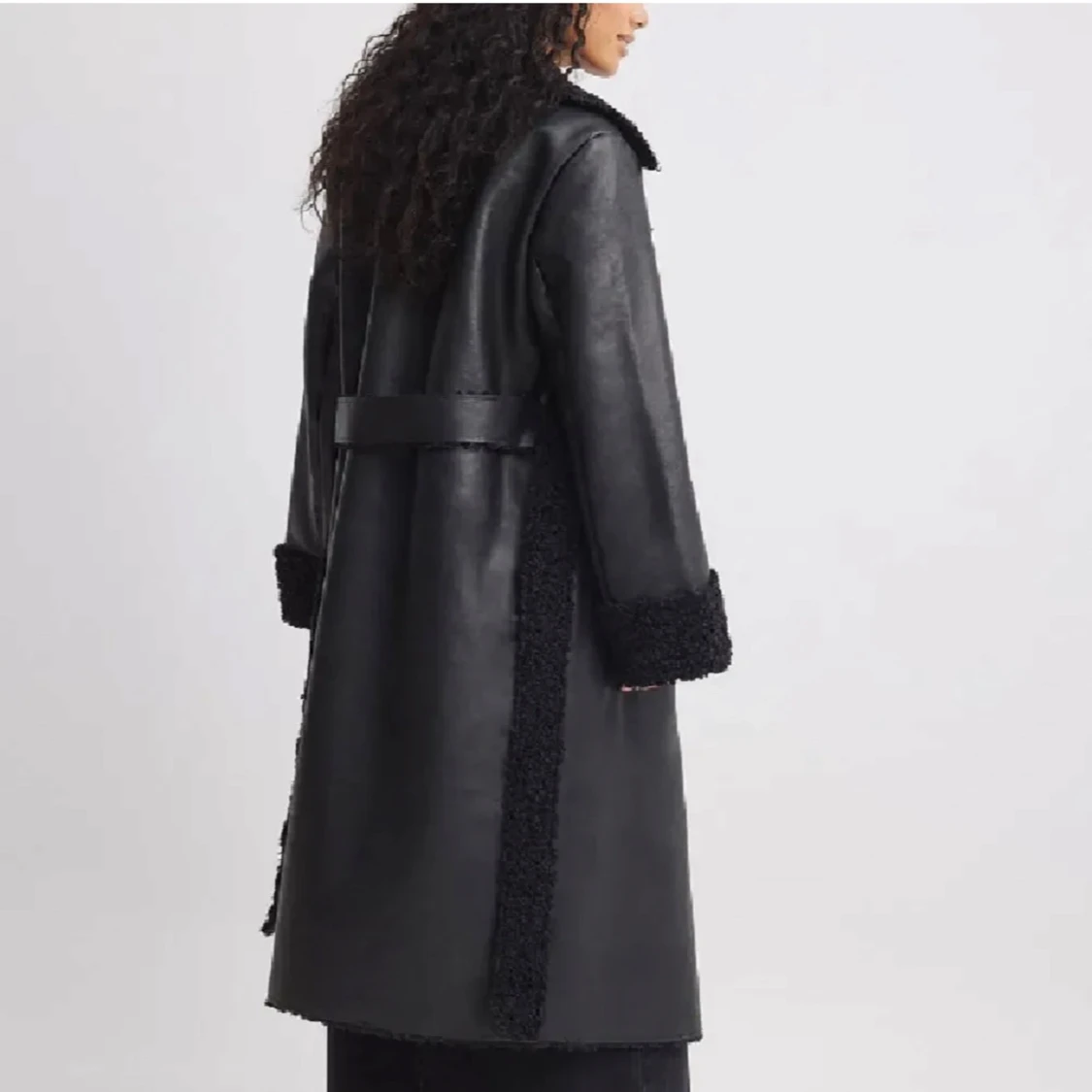 Svart lång pälsjacka i skinnlook - 3