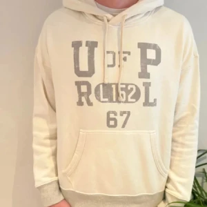 Ralph Lauren hoodie - Tja! Säljer nu denna extrem populära Ralph Lauren hoodien, jättefint skick bara användes få gånger // Modell ca 180 //hör av er vid frågor 😁