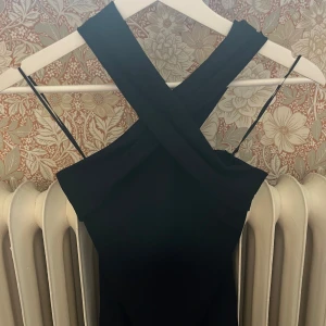 Svart topp från Gina Tricot - Superfin topp aldrig använd