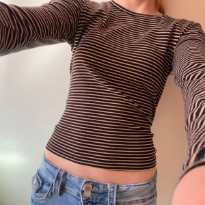 Randig långärmad tröja  - En randig skön långärmad tröja från Monki. Säljer pågrund av att den inte är min stil längre❤️