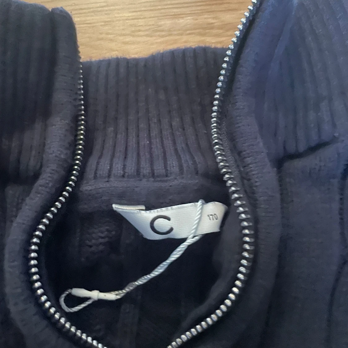 Mörkblå stickad tröja med half zip - 2