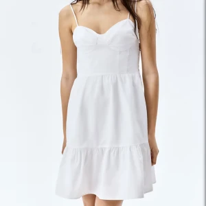 H&m klänning - Superfin klänning från h&m som man själv knyter axelbanden på villket blir en superfin detalj😊💕köpte för 199 och har endast haft på mig den ca 1timme så den är som ny💗