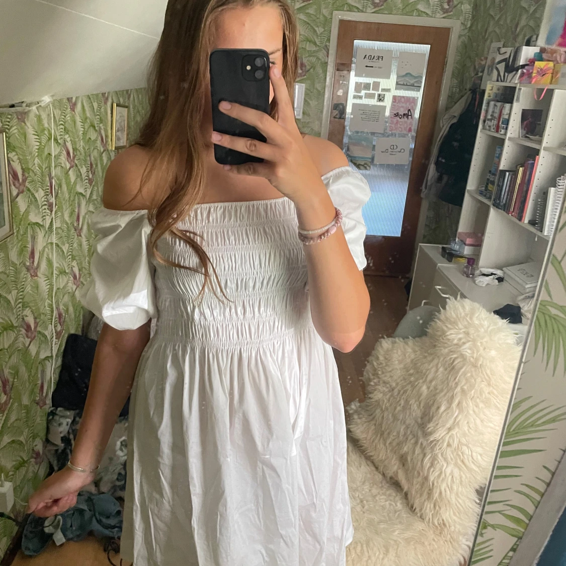 Vit offshoulder klänning från mango