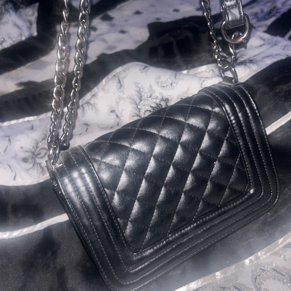 Svart quiltad axelväska Gina Tricot - 3