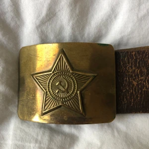 Kommunist skärp - Kommunist skärp i läder. Lite slitet men funkar som det ska. 