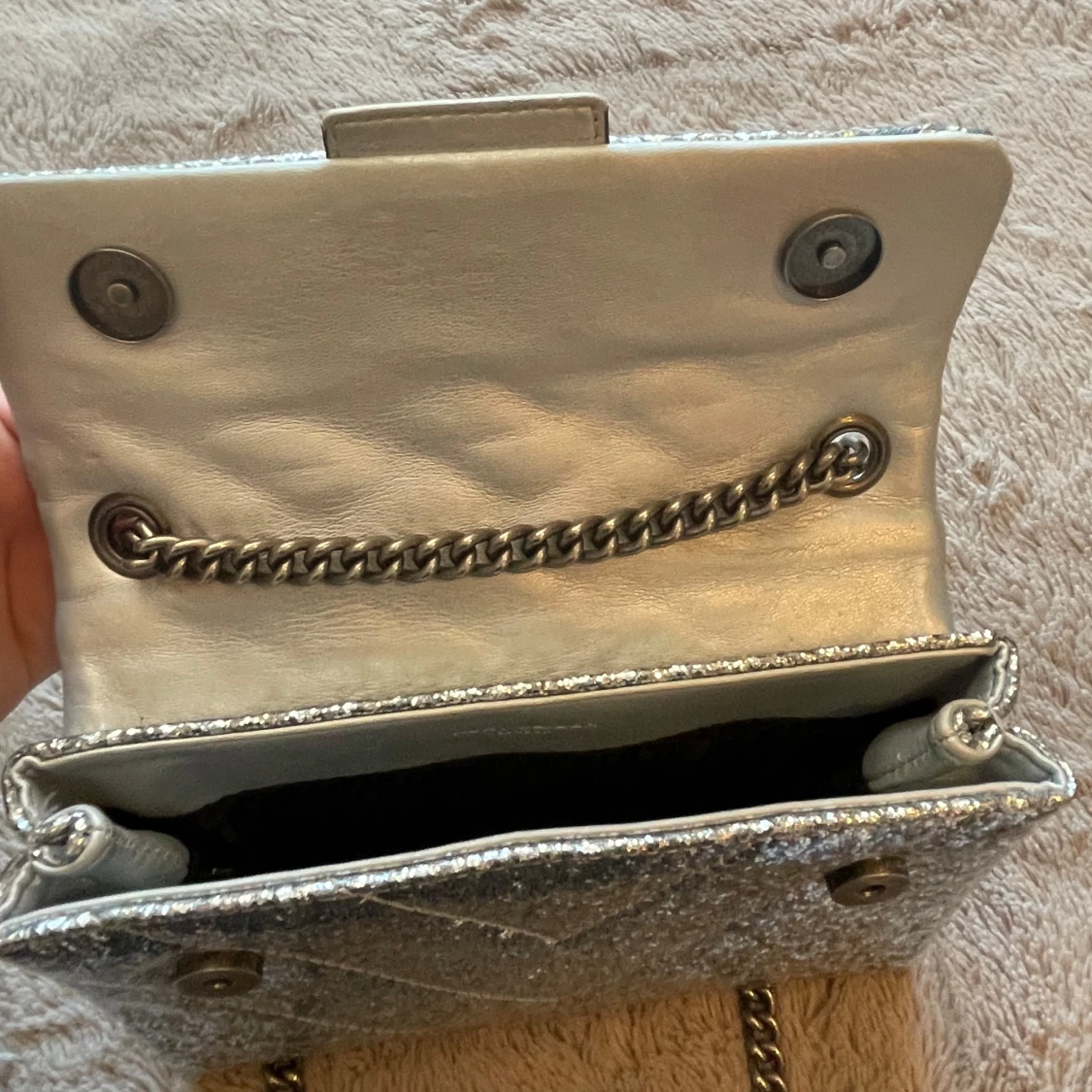 Glittrig silver väska från Kurt Geiger - 3