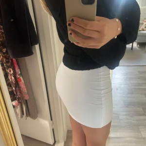 Vit tight minikjol - Vit kortkjol från Zara. Materialet är strechigt, ungefär som träningsmaterial. Lite noppig i sidan men bara använd fåtal gånger🩷