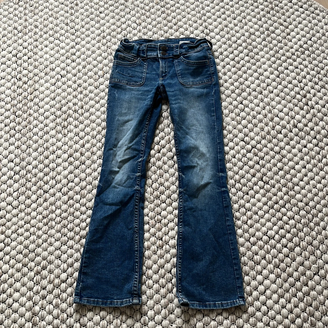 Blå bootcut jeans med fickdetaljer