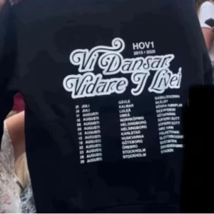 SÖKER Svart Hov1 tourtröja Vi Dansar Vidare - SÖKER! Jag söker hov1s merch hoodie från dennna turné i xs eller s för ordinarie pris! Kan kanske betala lite över men int mer än 1000