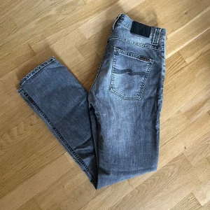 Nudie jeans Grim Tim  - Nudie jeans Grim Tim storlek 30x30. Dm för mått eller andra frågor, priset går att diskutera vid snabb affär!
