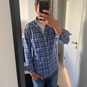 Ralph lauren skjorta  - Riktigt fet Ralph lauren skjorta i stretch Oxford. Storlek S sitter Slim fit. Tveka inte på att skriva i dm vid frågor eller fundering! Pris kan diskuteras vid snabb affär! 