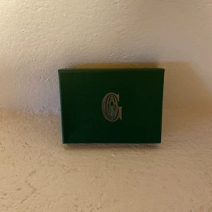 Korthållare/plånbok - En fin korthållare/plånbok i nyskick. Medföljer box samt putsduk. Priset kan diskuteras.