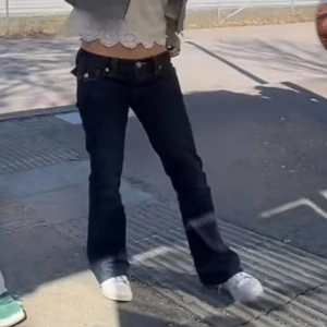 True Religion bootcut jeans blå - Säljer ett par mörkblå jeans från True Religion då dom är för stora för mig. Jag har sytt upp benen o klippt bort överflödet så dom går tyvärr inte att göra längre. Har använt dom mycket men inget är sönder. Om ni vill ha fler bättre bilder kan ni skriva så skickar jag. Kan tänka mig att sälja för lägre pris