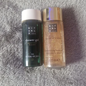 Rituals body oil & shower gel duo💕 - Två produkter från Rituals: en duschgel 'The Ritual of Jing' med doft av sacred lotus & jujube i mörkgrön plastflaska med vit kork, samt en skimrande kroppsolja 'The Ritual of Karma' med guldglitter i transparent flaska med guldfärgad kork. Perfekt för dig som vill ha extra glow och fräsch känsla.💕💕