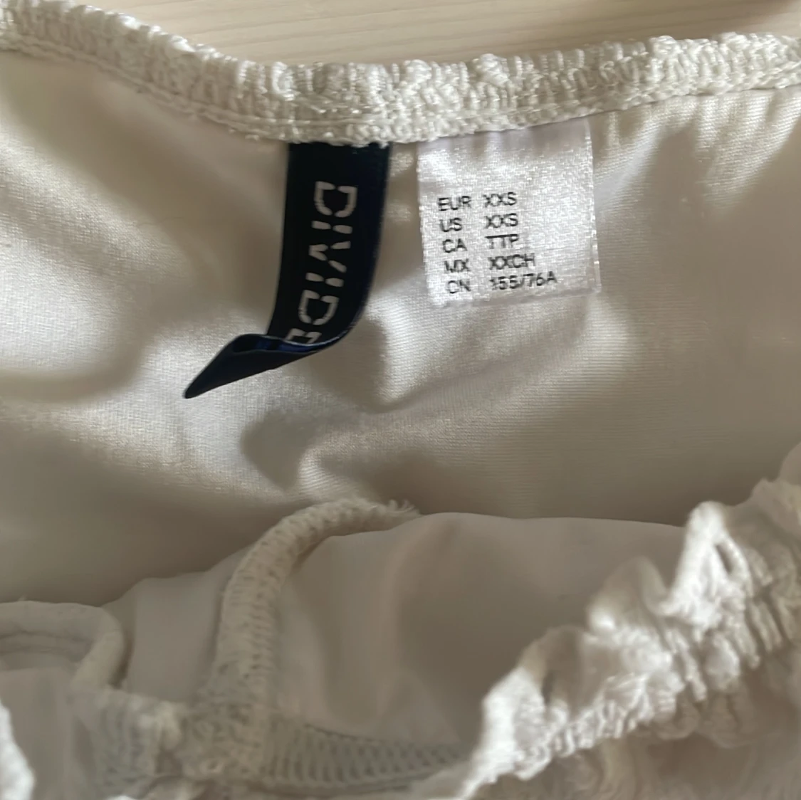 Vit kort klänning från DIVIDED - 1