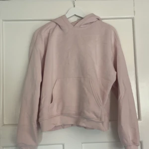 Hoodie gina - Ljusrosa Hoodie från gina XS. Använd en del så den är lite nopprig inuti. För att den ska bli mjukare kan man torktumla den några gånger. Köpt för 450kr ungefär.