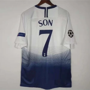 Tottenham Son 7 Champions League tröja - Snygg Tottenham Hotspur fotbollströja med Son 7 på ryggen. Tröjan är vit upptill och övergår i mörkblått nertill med tunna horisontella linjer. Champions League-märke på ena ärmen och Respect-märke på den andra. Perfekt för dig som älskar Spurs och Son!