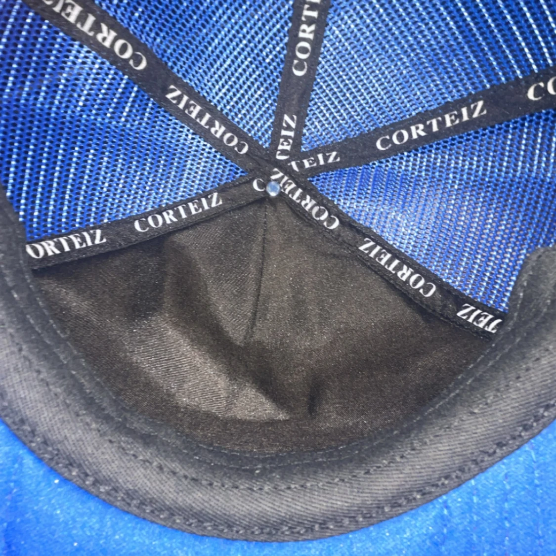 Blå Corteiz truckerkeps med brodyr - 1