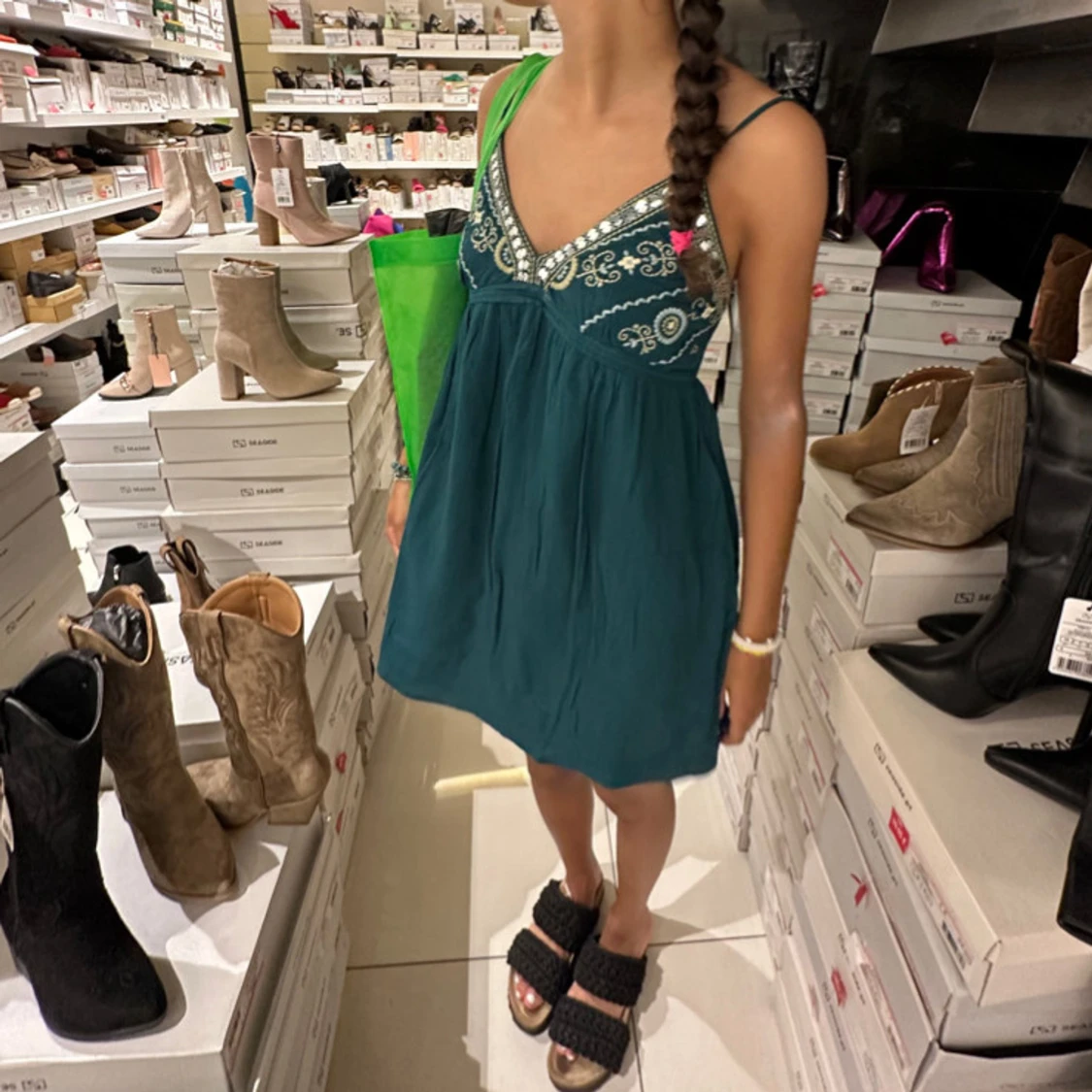 Mörkgrön kortklänning med broderi