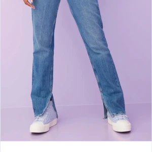 Jeans med slits - Säljer ett par blå jeans med raka ben och snygg slits nertill på insidan av benen. Jeansen har klassisk femficksdesign och normal midja. Knappt använda, jag hade storlek 38 då jag använde dom och de funkade också💓