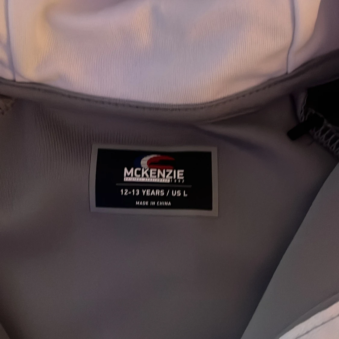 Grå och vit hoodiejacka från McKenzie - 1