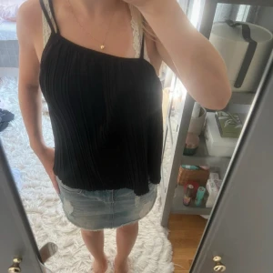 Svart topp - Svart topp som inte kommer till användning längre💗