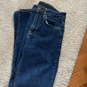 Blå jeans från Nudie Jeans Co - Snygga blå jeans från Nudie Jeans Co. Väldigt bra skick !